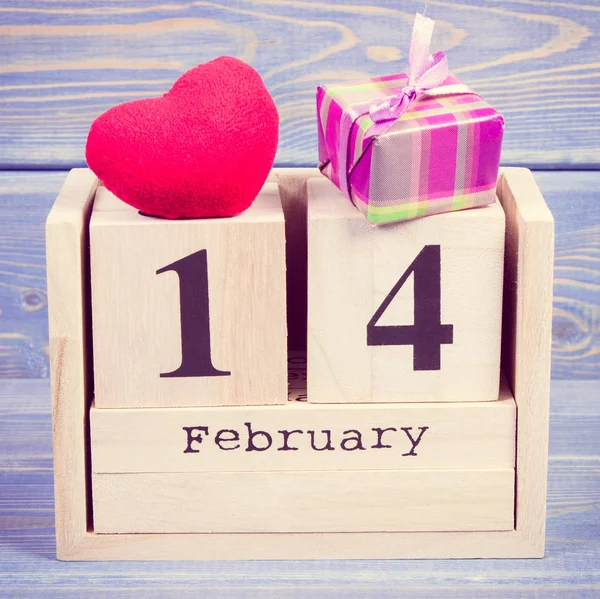 Урожай фото куб календар серцем подарунок і червоний, день Святого Валентина — стокове фото