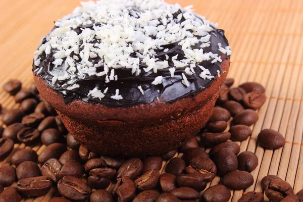 Muffins de chocolate com coco dessecado e grãos de café — Fotografia de Stock
