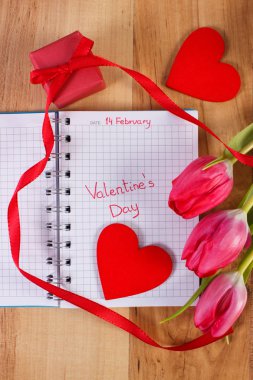 Sevgililer günü defter, taze laleler, sarılmış hediye ve kalp, dekorasyon Sevgililer için yazılmış