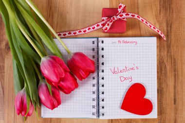 Sevgililer günü defter, taze laleler, sarılmış hediye ve kalp, dekorasyon Sevgililer için yazılmış