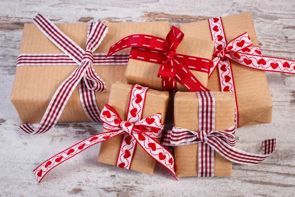 情人节礼物或其他庆祝活动在再生纸包装的礼物 — 图库照片