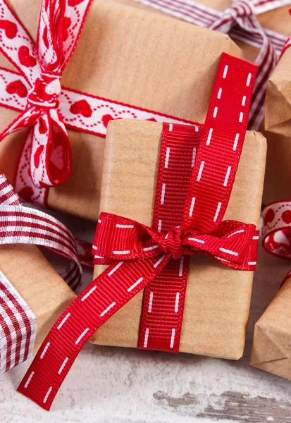 情人节礼物或其他庆祝活动在再生纸包装的礼物 — 图库照片