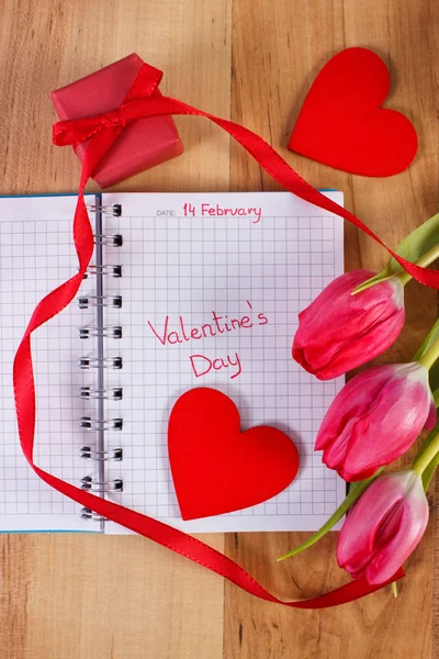Sevgililer günü defter, taze laleler, sarılmış hediye ve kalp, dekorasyon Sevgililer için yazılmış