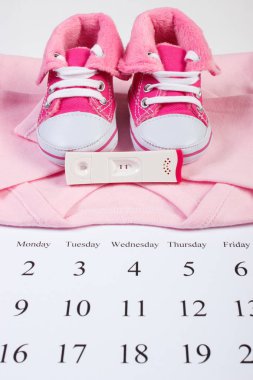 Hamilelik testi pozitif sonuç ve bebek için bekliyor takvimde yeni doğan için giyim