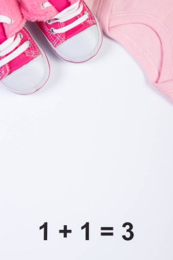 Ayakkabı ve bodysuits için yeni doğan bebek için bekliyor, metin için yer kopyalayın