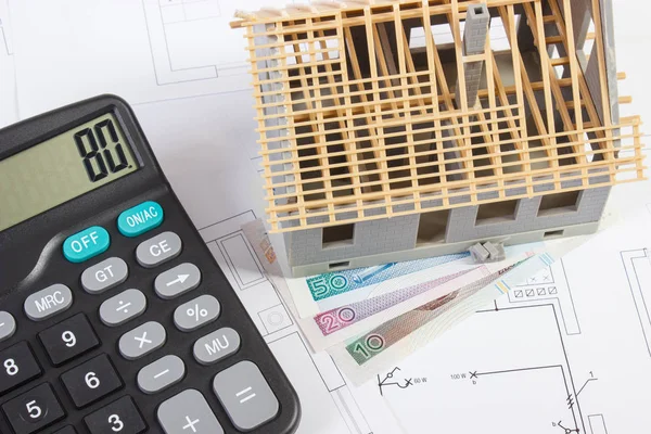 Casa in costruzione, calcolatrice e valuta polacca su disegni elettrici, concetto di casa di costruzione — Foto Stock