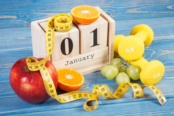 Küp takvim, meyve, halter ve şerit metre, yeni yıl kararları — Stok fotoğraf