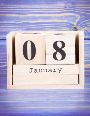 8 Ocak. Tarihi ahşap küp takvim üzerinde 8 Ocak