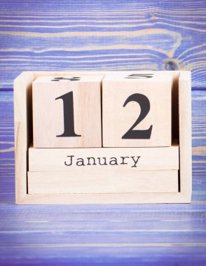 12 Ocak. Tarihi ahşap küp takvim üzerinde 12 Ocak