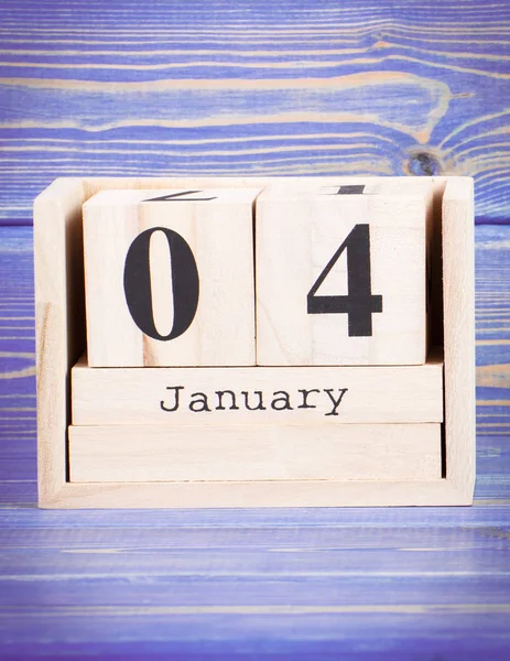 4 de enero. Fecha del 4 de enero en el calendario de cubos de madera —  Fotos de Stock