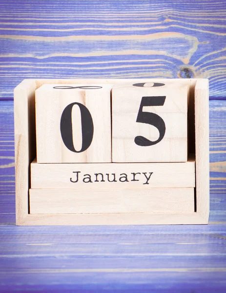 5 de enero. Fecha del 5 de enero en el calendario de cubos de madera —  Fotos de Stock
