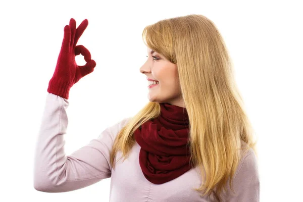 Glückliche Frau in Wollhandschuhen zeigt Zeichen ok, positive Emotionen — Stockfoto
