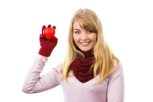 Γυναίκα σε μάλλινα γάντια κρατώντας κόκκινη καρδιά, σύμβολο της αγάπης — Φωτογραφία Αρχείου