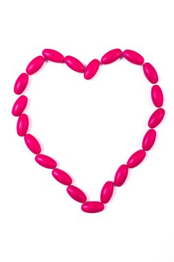 Kalp şeklinde kırmızı tıbbi hap ve kapsül, sağlık kavramı