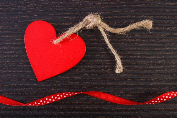Διακόσμηση από κόκκινη ξύλινη καρδιά με κορδέλα για ημέρα του Αγίου Βαλεντίνου — Φωτογραφία Αρχείου