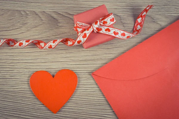 Vintage Fotoğraf, Wrapped hediye, kırmızı kalp ve aşk mektubu Sevgililer günü, kopya alanı metin için