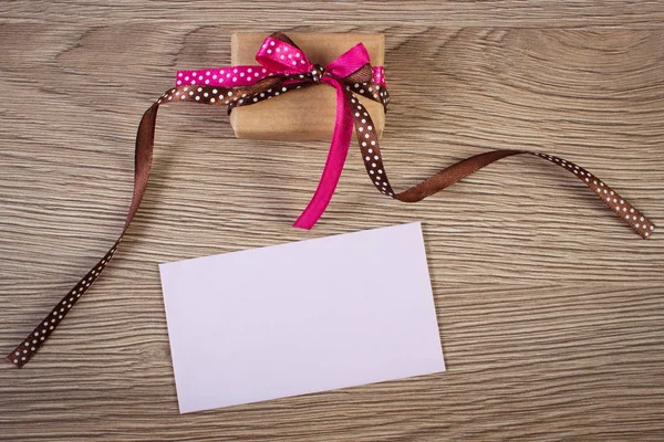 Cadeau avec ruban et lettre d'amour pour la Saint-Valentin, espace de copie pour le texte — Photo