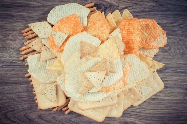 Vintage fotó, halom sózott chips, érdekében, Ropi és a cookie-kat, az egészségtelen élelmiszerek fogalmát — Stock Fotó