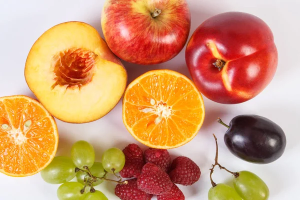 Frutas maduras frescas no fundo branco — Fotografia de Stock