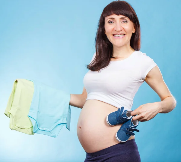 赤ちゃんを期待して、新生児の服と妊婦 — ストック写真