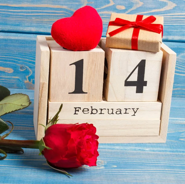 Würfelkalender mit Geschenk, rotem Herz und Rosenblüte, Valentinstag — Stockfoto