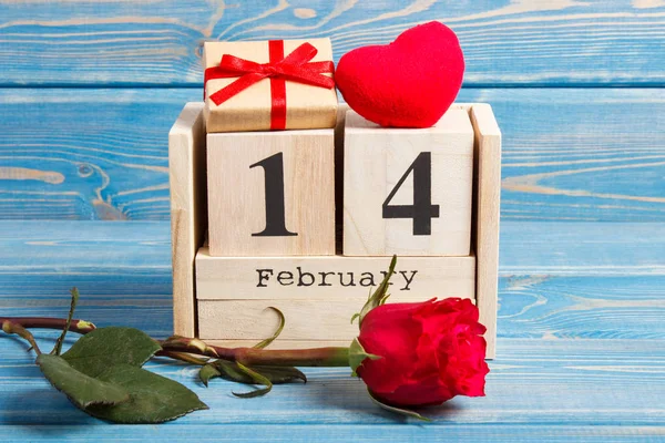 Cube calendar with gift, red heart and rose flower, Valentines day — Stock Photo, Image