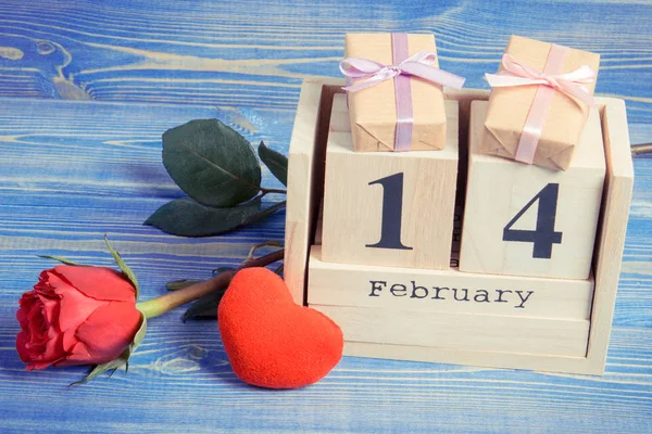 Vintage foto, kubus kalender met cadeau, rood hart en roze bloem, Valentijnsdag — Stockfoto