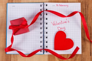 Sevgililer günü yazılı defter, sarılmış hediye ve kalp, Sevgililer için dekorasyon