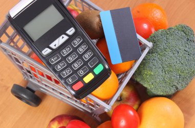 Ödeme terminal ve meyve ve sebzeler, Nakitsiz kredi kartıyla alışveriş için ödeme kavramı Finans