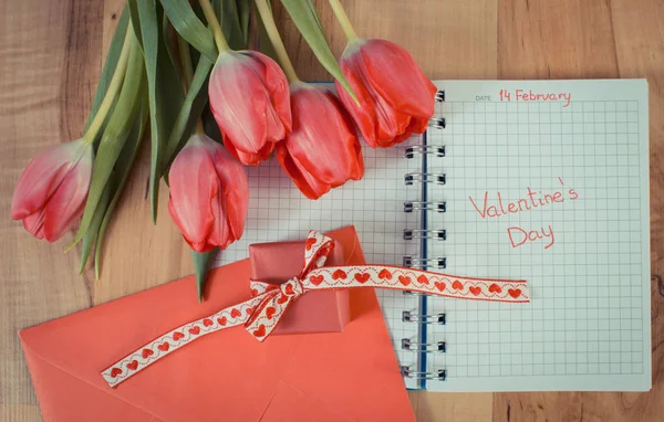 San Valentino scritto su taccuino, tulipani freschi, lettera d'amore, regalo e cuore, decorazione per San Valentino — Foto Stock