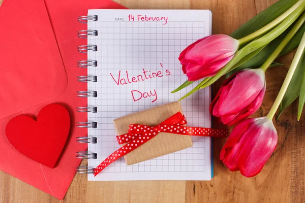 День Святого Валентина, написана в блокноті, свіжі тюльпани, люблю лист, подарунок і серце, прикраси для Валентина — стокове фото