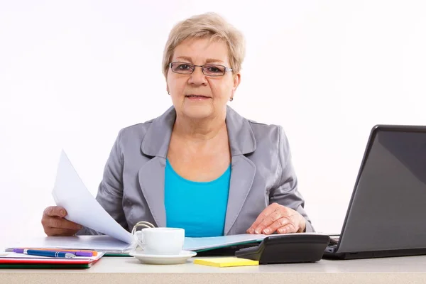 Yaşlı iş kadını ofiste iş kavramı masasında belgeleriyle çalışma — Stok fotoğraf