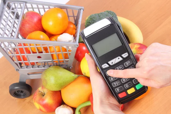 Utilizar terminal de pago, frutas y verduras, pagar sin efectivo por las compras, introducir el número de identificación personal — Foto de Stock