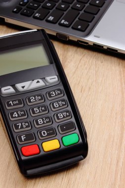 İnanç oyun kağıdı okuyucu için ödeme ve laptop, ekonomi kavramı