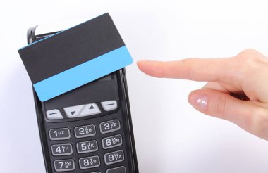 Ödeme temassız kredi kartı ile terminal gösterilen kadın eli