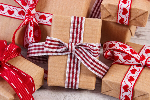 Завернутые подарки в переработанную бумагу для Валентина или других праздников

