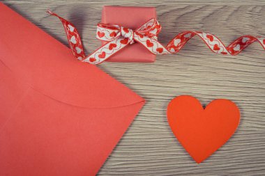 Vintage Fotoğraf, Wrapped hediye, kırmızı kalp ve aşk mektubu Sevgililer günü, kopya alanı metin için