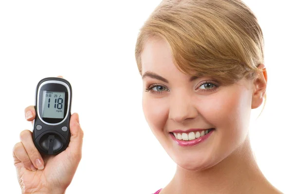 Glückliche Frau mit Glukometer, Kontrolle und Messung des Zuckerspiegels, Konzept Diabetes — Stockfoto