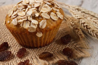 Kepekli un ve Başak çavdar, yulaf ezmesi ile taze kek pişmiş lezzetli sağlıklı tatlı