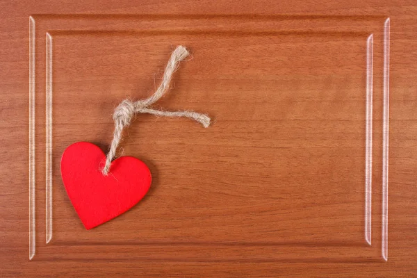 Dekorace červené dřevěné srdce na Valentýna — Stock fotografie