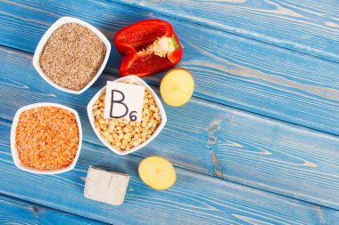 Ürün ve malzemeler içeren vitamin B6 ve diyet lifi, sağlıklı beslenme