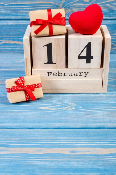 Kub kalender med gåvor och rött hjärta, alla hjärtans dag — Stockfoto