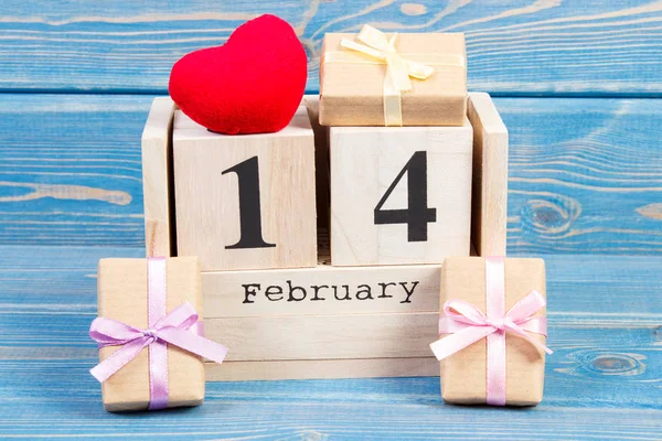 Kocka naptár ajándékok és piros szív, Valentin-nap — Stock Fotó