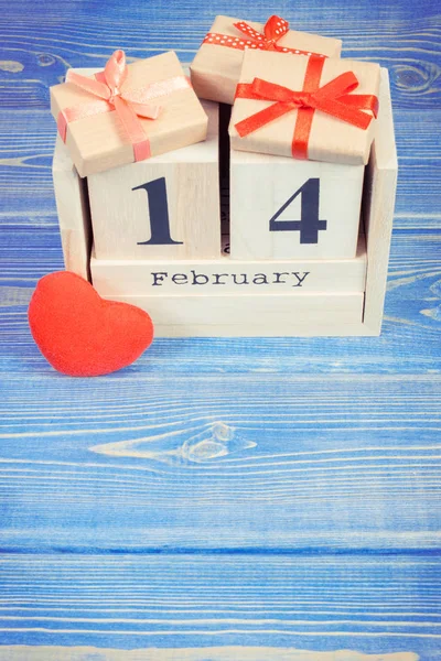 Calendario cubo con regalos y corazón rojo, día de San Valentín —  Fotos de Stock