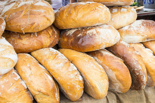 Свежеиспеченные традиционные буханки ржаного хлеба на стойле
