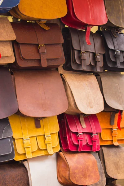 Kollektion von Lederhandtaschen am Stand auf dem Basar — Stockfoto