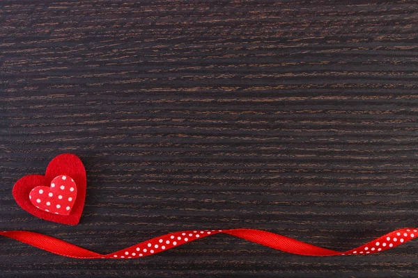 Украшение красного сердца лентой ко Дню Святого Валентина — стоковое фото