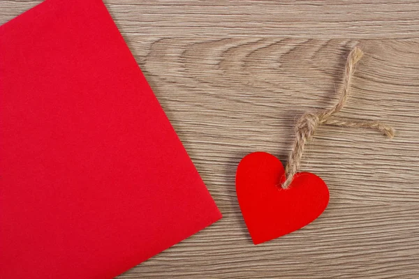 Dekorace dřevěné srdce a milostný dopis pro Valentines den, kopie prostor pro text — Stock fotografie