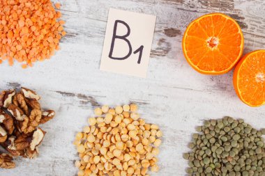 Ürün ve malzemeler içeren vitamin B1 ve diyet lifi, sağlıklı beslenme