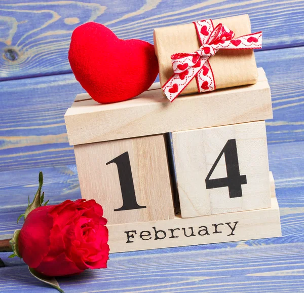 Κύβος ημερολόγιο με δώρο, κόκκινη καρδιά και ροδαλό λουλούδι, ημέρα του Αγίου Βαλεντίνου — Φωτογραφία Αρχείου